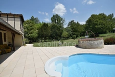 Demeure en pierre du XVIIIe siècle - poutres apparentes - 3 chambres - 2 boxes à chevaux - 18 000m2 de terrain - proche de MARMANDE (47)