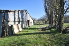 Demeure en pierre du XVIIIe siècle - poutres apparentes - 3 chambres - 2 boxes à chevaux - 18 000m2 de terrain - proche de MARMANDE (47)