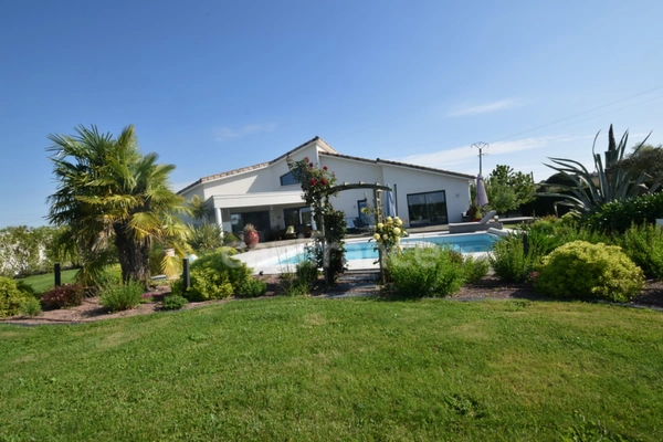 Villa d'architecte 3 chambres - piscine - jacuzzi - dépendances - proche de MARMANDE (47)