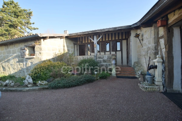Demeure en pierre du XVIIIe siècle - poutres apparentes - 3 chambres - 2 boxes à chevaux - 18 000m2 de terrain - proche de MARMANDE (47)