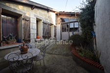 Demeure en pierre du XVIIIe siècle - poutres apparentes - 3 chambres - 2 boxes à chevaux - 18 000m2 de terrain - proche de MARMANDE (47)