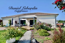VILLA WITH POOL - 3 bedrooms - Double garage entrance.