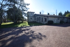 Demeure en pierre du XVIIIe siècle - poutres apparentes - 3 chambres - 2 boxes à chevaux - 18 000m2 de terrain - proche de MARMANDE (47)