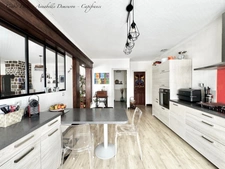 CÉBAZAT HYPERCENTRE – MAISON DE CARACTÈRE + T2 INDÉPENDANT – 183 m² HABITABLES ENV. – DÉPENDANCES – EXTÉRIEURS