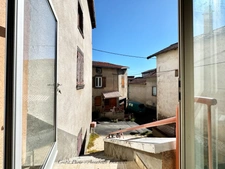 BLANZAT VILLAGE – MAISON DE VILLE EN PIERRE – 2 CHAMBRES – COUR – GARAGE – CAVE – DOUBLE VITRAGE