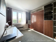 MOZAC – Maison de plain-pied 3 chambres/bureau – PISCINE – TERRAIN divisible de 2324 M² – Garages 