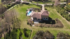 Villa d'architecte P7 à THIERS (CHOPINE) avec vaste terrain, garage double et piscine chauffée.
