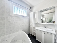 MOZAC – Maison de plain-pied 3 chambres/bureau – PISCINE – TERRAIN divisible de 2324 M² – Garages 