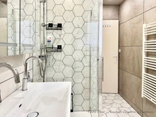 EXCLUSIVITÉ – Maison 5 pièces rénovée avec 4 chambres, terrasse en travertin, double garage et nombreux stationnements à Gerzat