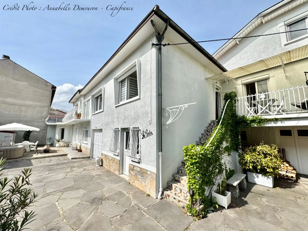 CÉBAZAT HYPERCENTRE – MAISON DE CARACTÈRE + T2 INDÉPENDANT – 183 m² HABITABLES ENV. – DÉPENDANCES – EXTÉRIEURS