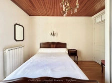 BLANZAT VILLAGE – MAISON DE VILLE EN PIERRE – 2 CHAMBRES – COUR – GARAGE – CAVE – DOUBLE VITRAGE