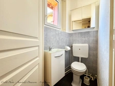 BLANZAT VILLAGE – MAISON DE VILLE EN PIERRE – 2 CHAMBRES – COUR – GARAGE – CAVE – DOUBLE VITRAGE