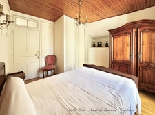 BLANZAT VILLAGE – MAISON DE VILLE EN PIERRE – 2 CHAMBRES – COUR – GARAGE – CAVE – DOUBLE VITRAGE
