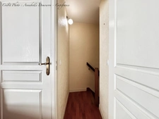 BLANZAT VILLAGE – MAISON DE VILLE EN PIERRE – 2 CHAMBRES – COUR – GARAGE – CAVE – DOUBLE VITRAGE