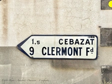 BLANZAT VILLAGE – MAISON DE VILLE EN PIERRE – 2 CHAMBRES – COUR – GARAGE – CAVE – DOUBLE VITRAGE