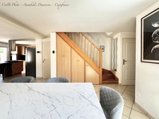 EXCLUSIVITÉ – Maison 5 pièces rénovée avec 4 chambres, terrasse en travertin, double garage et nombreux stationnements à Gerzat