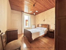 BLANZAT VILLAGE – MAISON DE VILLE EN PIERRE – 2 CHAMBRES – COUR – GARAGE – CAVE – DOUBLE VITRAGE