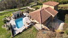 Villa d'architecte P7 à THIERS (CHOPINE) avec vaste terrain, garage double et piscine chauffée.