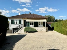 MOZAC – Maison de plain-pied 3 chambres/bureau – PISCINE – TERRAIN divisible de 2324 M² – Garages 