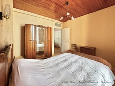BLANZAT VILLAGE – MAISON DE VILLE EN PIERRE – 2 CHAMBRES – COUR – GARAGE – CAVE – DOUBLE VITRAGE