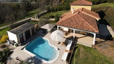 Villa d'architecte P7 à THIERS (CHOPINE) avec vaste terrain, garage double et piscine chauffée.