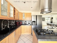 EXCLUSIVITÉ – Maison 5 pièces rénovée avec 4 chambres, terrasse en travertin, double garage et nombreux stationnements à Gerzat