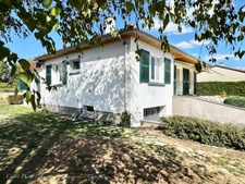 MOZAC – Maison de plain-pied 3 chambres/bureau – PISCINE – TERRAIN divisible de 2324 M² – Garages 