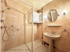 BLANZAT VILLAGE – MAISON DE VILLE EN PIERRE – 2 CHAMBRES – COUR – GARAGE – CAVE – DOUBLE VITRAGE