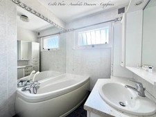 MOZAC – Maison de plain-pied 3 chambres/bureau – PISCINE – TERRAIN divisible de 2324 M² – Garages 