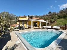 Villa d'architecte P7 à THIERS (CHOPINE) avec vaste terrain, garage double et piscine chauffée.