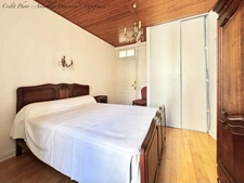 BLANZAT VILLAGE – MAISON DE VILLE EN PIERRE – 2 CHAMBRES – COUR – GARAGE – CAVE – DOUBLE VITRAGE