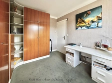 MOZAC – Maison de plain-pied 3 chambres/bureau – PISCINE – TERRAIN divisible de 2324 M² – Garages 