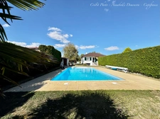 MOZAC – Maison de plain-pied 3 chambres/bureau – PISCINE – TERRAIN divisible de 2324 M² – Garages 