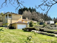 Villa d'architecte P7 à THIERS (CHOPINE) avec vaste terrain, garage double et piscine chauffée.
