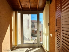 BLANZAT VILLAGE – MAISON DE VILLE EN PIERRE – 2 CHAMBRES – COUR – GARAGE – CAVE – DOUBLE VITRAGE