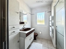 MOZAC – Maison de plain-pied 3 chambres/bureau – PISCINE – TERRAIN divisible de 2324 M² – Garages 