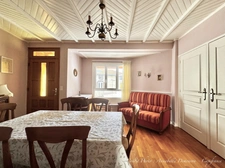 BLANZAT VILLAGE – MAISON DE VILLE EN PIERRE – 2 CHAMBRES – COUR – GARAGE – CAVE – DOUBLE VITRAGE