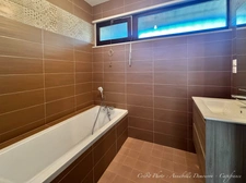 CLERMONT-FERRAND - Les Côtes – Maison d’architecte d’environ 300 m² avec dépendance – Terrain de 1894 m² – Piscine 