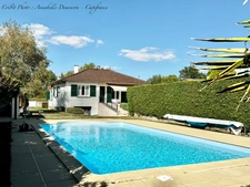 MOZAC – Maison de plain-pied 3 chambres/bureau – PISCINE – TERRAIN divisible de 2324 M² – Garages 