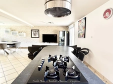 EXCLUSIVITÉ – Maison 5 pièces rénovée avec 4 chambres, terrasse en travertin, double garage et nombreux stationnements à Gerzat