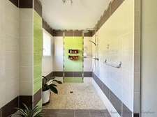 Villa d'architecte P7 à THIERS (CHOPINE) avec vaste terrain, garage double et piscine chauffée.