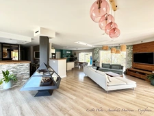 Villa d'architecte P7 à THIERS (CHOPINE) avec vaste terrain, garage double et piscine chauffée.