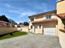 EXCLUSIVITÉ – Maison 5 pièces rénovée avec 4 chambres, terrasse en travertin, double garage et nombreux stationnements à Gerzat