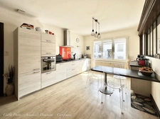 CÉBAZAT HYPERCENTRE – MAISON DE CARACTÈRE + T2 INDÉPENDANT – 183 m² HABITABLES ENV. – DÉPENDANCES – EXTÉRIEURS