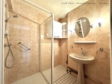 BLANZAT VILLAGE – MAISON DE VILLE EN PIERRE – 2 CHAMBRES – COUR – GARAGE – CAVE – DOUBLE VITRAGE