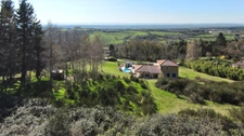 Villa d'architecte P7 à THIERS (CHOPINE) avec vaste terrain, garage double et piscine chauffée.
