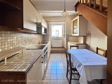 BLANZAT VILLAGE – MAISON DE VILLE EN PIERRE – 2 CHAMBRES – COUR – GARAGE – CAVE – DOUBLE VITRAGE