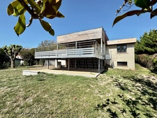 CLERMONT-FERRAND - Les Côtes – Maison d’architecte d’environ 300 m² avec dépendance – Terrain de 1894 m² – Piscine 