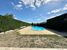 MOZAC – Maison de plain-pied 3 chambres/bureau – PISCINE – TERRAIN divisible de 2324 M² – Garages 
