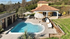 Villa d'architecte P7 à THIERS (CHOPINE) avec vaste terrain, garage double et piscine chauffée.